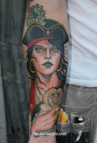 Rankos spalvos piratų moteris, laikanti tatuiruotės modelį