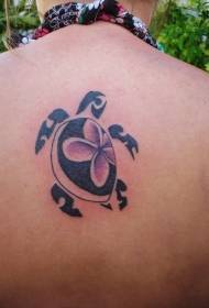 Msichana nyuma nyeusi kikabila turtle tattoo muundo