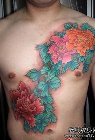Wzór męskiej piersi piękna piwonia tatuaż