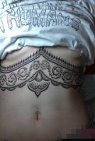 Gadis di bawah sketsa titik trik menyengat dada hitam di sekitar gambar pola tato