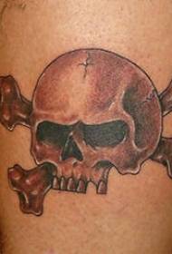 Kāju brūnā galvaskausa un krustu kaulu tetovējuma attēli