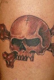 Immagini del tatuaggio teschio e ossa incrociate marrone gamba