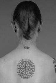 Elegáns kelta csomó tetoválás a lány hátán