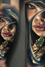 Besoko kolore tradizional modernoko emakumearen erretratua suge tatuajearekin
