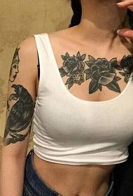 Сексуальна дівчина з красивою татуюванням татуювання тотем