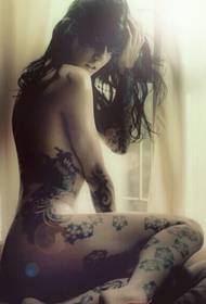 Modello di tatuaggio donna sexy non convenzionale europea e americana