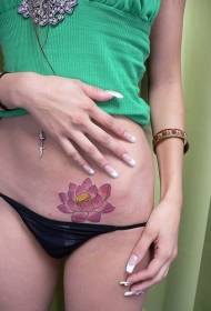 Pola tattoo lotus warna beuteung awéwé