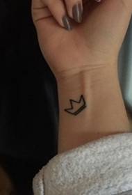 31 nero semplice personalità linea tatuaggio piccola ragazza fresca tatuaggio corona modello