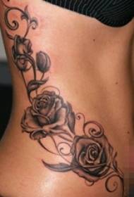 Gadis sisi pinggang pada sketsa hitam gambar tato mawar yang indah