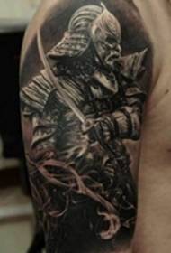 Knap zwart geprikt pantser krijger tattoo foto op de arm van de jongen