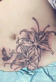 Tatuatu di mudellu di farfalla chì vola in fiori in linee semprici