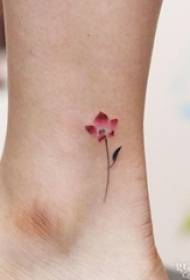 ข้อเท้าของผู้หญิงวาดภาพรอยสักดอกไม้สดและง่าย