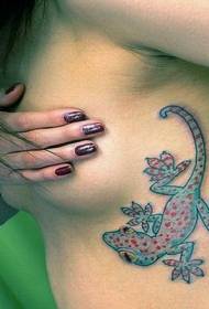Reticolo del tatuaggio della lucertola blu della costola laterale della ragazza