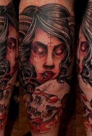 Класична стара училишна ѓаволска жена со шемата за тетоважа на черепот