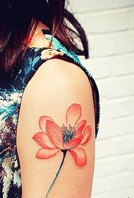 La pelle color grano con un bellissimo tatuaggio di loto è così sexy