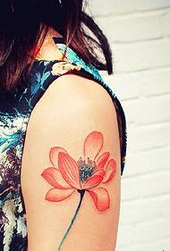 Khungu lowoneka ngati tirigu lokhala ndi tattoo yokongola ya lotus ndiwopusa