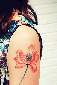 Khungu lowoneka ngati tirigu lokhala ndi tattoo yokongola ya lotus ndiwopusa