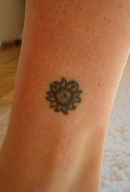 簡單的黑色小向日葵紋身圖案在腿上