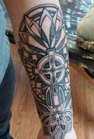 Jongens arm op zwarte lijn creatieve patroon totem tattoo foto