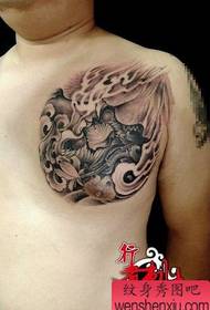 Cool uzorak tetovaže lavova na prsima na muškim prsima