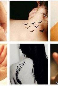 isang pangkat ng mga kababaihan na may maliit na sariwang pattern ng tattoo