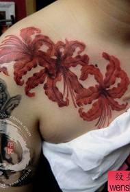 Piept masculin fata frumoasa model colorat tatuaj floare