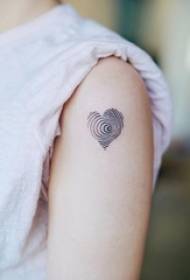 Tatuagem simples, pequena e fresca para meninas