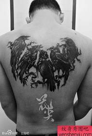 Bonic patró de tatuatge de corb a l'esquena masculina