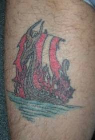 in piraat sylboat kleurich tatoetpatroan op 'e see