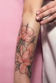 १ girls केटीहरू गुलाबी रंगद्रव्य शुद्ध फूल ट्याटु बान्की