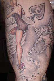 Сексуальна жінка з маленький ангел і татуювання візерунком