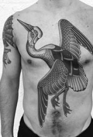 Petto del ragazzo sull'immagine creativa del tatuaggio della gru animale di schizzo di linea nera