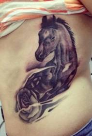 Realistico grande cavallo nero realistico e motivo tatuaggio rosa