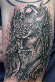 Merirosvo tatuointikuvio realistisella käsivarrella, kypärällä