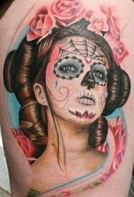 Tatuatge de la deessa de la geisha color de l'espatlla