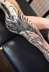 Il perfetto controllo delle donne sull'immagine del tatuaggio totem
