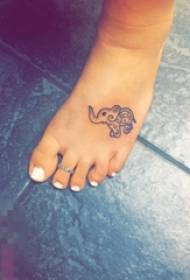 Ženska stopala na crnoj liniji kreativni uzorak tetovaža životinjskog slona