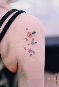 Tatuaje simple de flores y hierba _9 ultra-simples pequeñas flores frescas y fotos de tatuajes de hierba para niñas