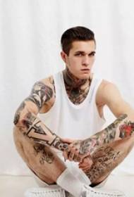 Красивите татуировки на момчета показват образа на модни мъже