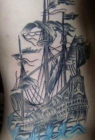 Utsökt tatueringsmönster för svart piratfartyg