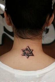 Malé a štýlové tetovanie so šiestimi hviezdičkami