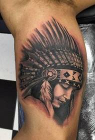 Impressionante tatuagem mulher negra negra na parte interna do braço grande