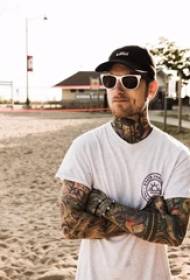 La melodia del bel ragazzo del tatuaggio