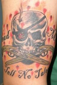 Узорак тетоважа лубање у облику пиратске лобање