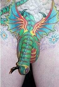 Личность частной части мальчика татуировки птерозавра с изменением цвета