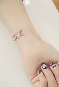 Isang pangkat ng mga batang babae na angkop para sa tahimik at maayos na pag-tattoo