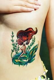 Sexy mermaid tattoo-foto fan famkes ûnder prachtige molke
