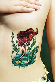 Foto sexy del tatuaggio della sirena delle ragazze sotto un bel latte