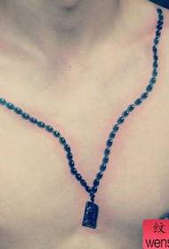 Collana tatuaggio petto maschile