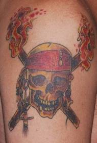 Pečių spalvos piratinė kaukolė su tatuiruotės kryžiumi fakelu